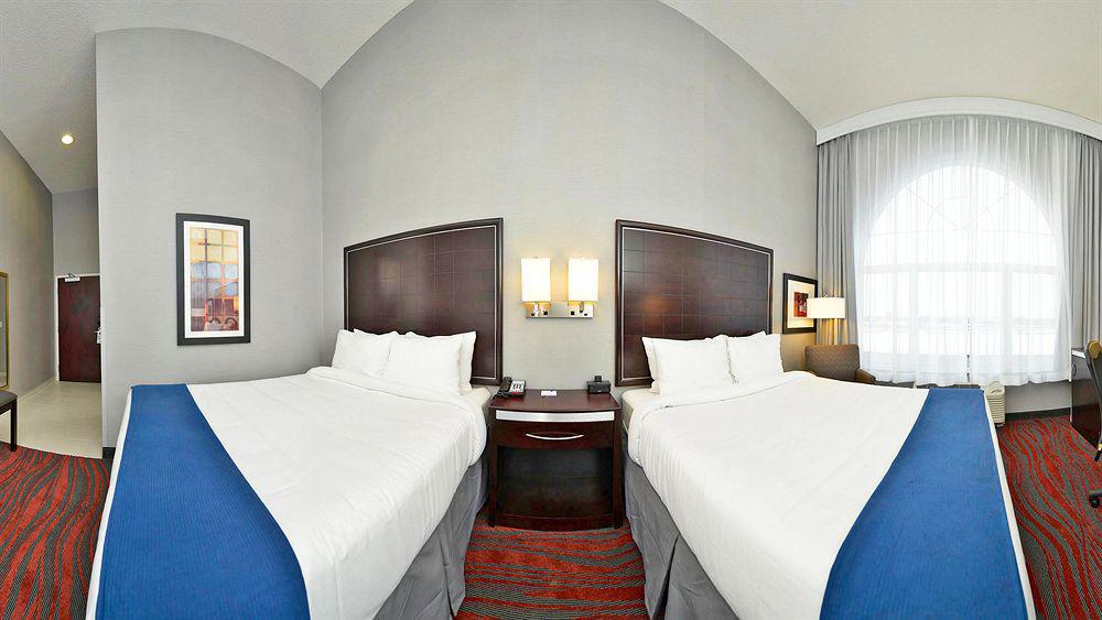 Holiday Inn Express Hotel & Suites Detroit-Utica By Ihg Екстер'єр фото
