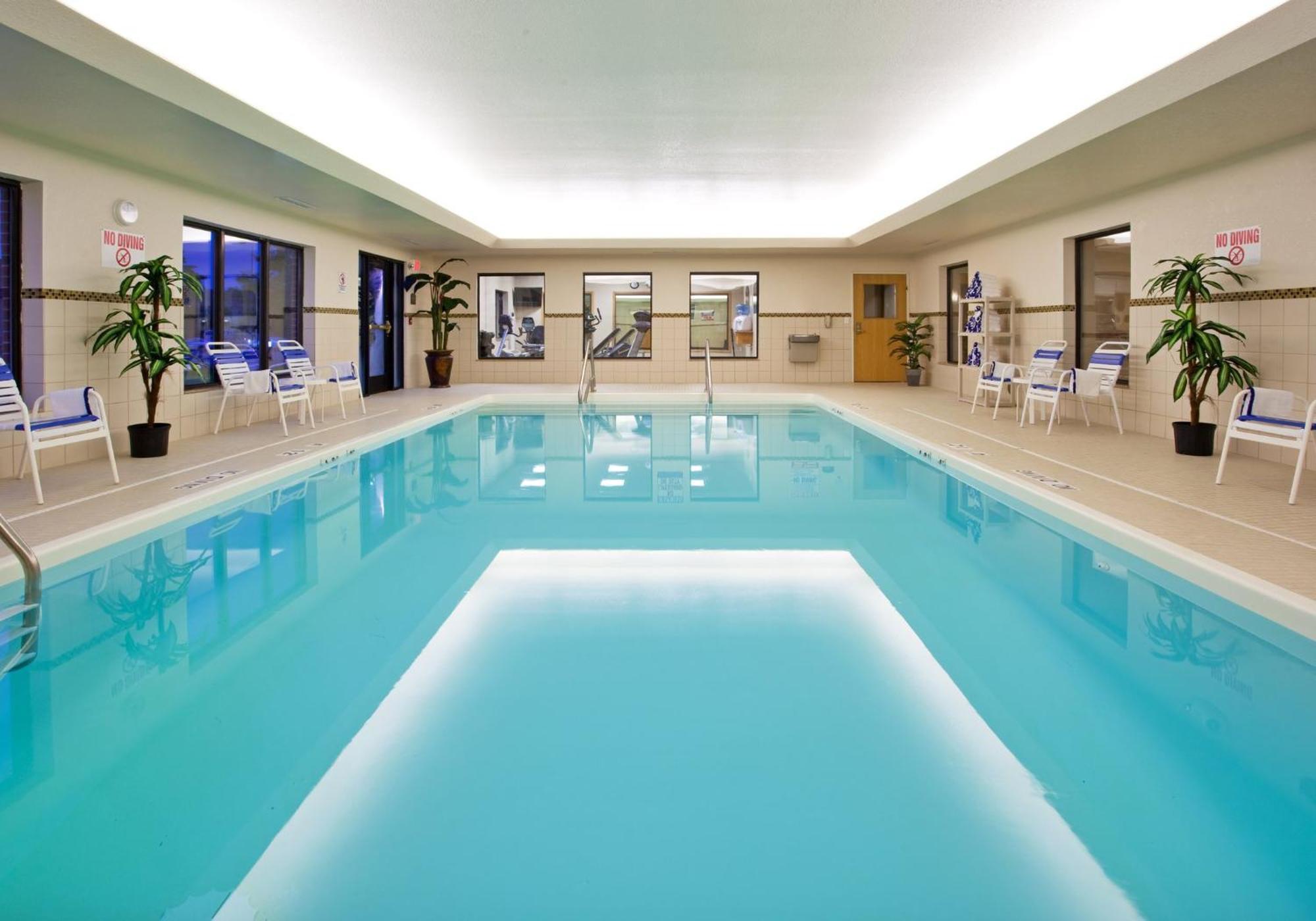 Holiday Inn Express Hotel & Suites Detroit-Utica By Ihg Екстер'єр фото
