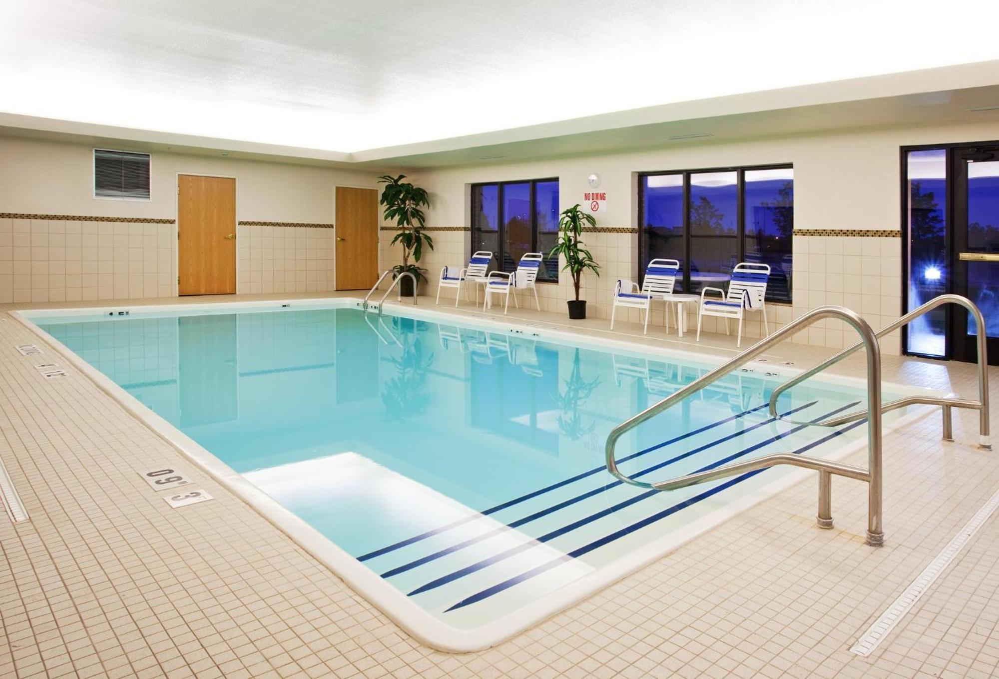Holiday Inn Express Hotel & Suites Detroit-Utica By Ihg Екстер'єр фото