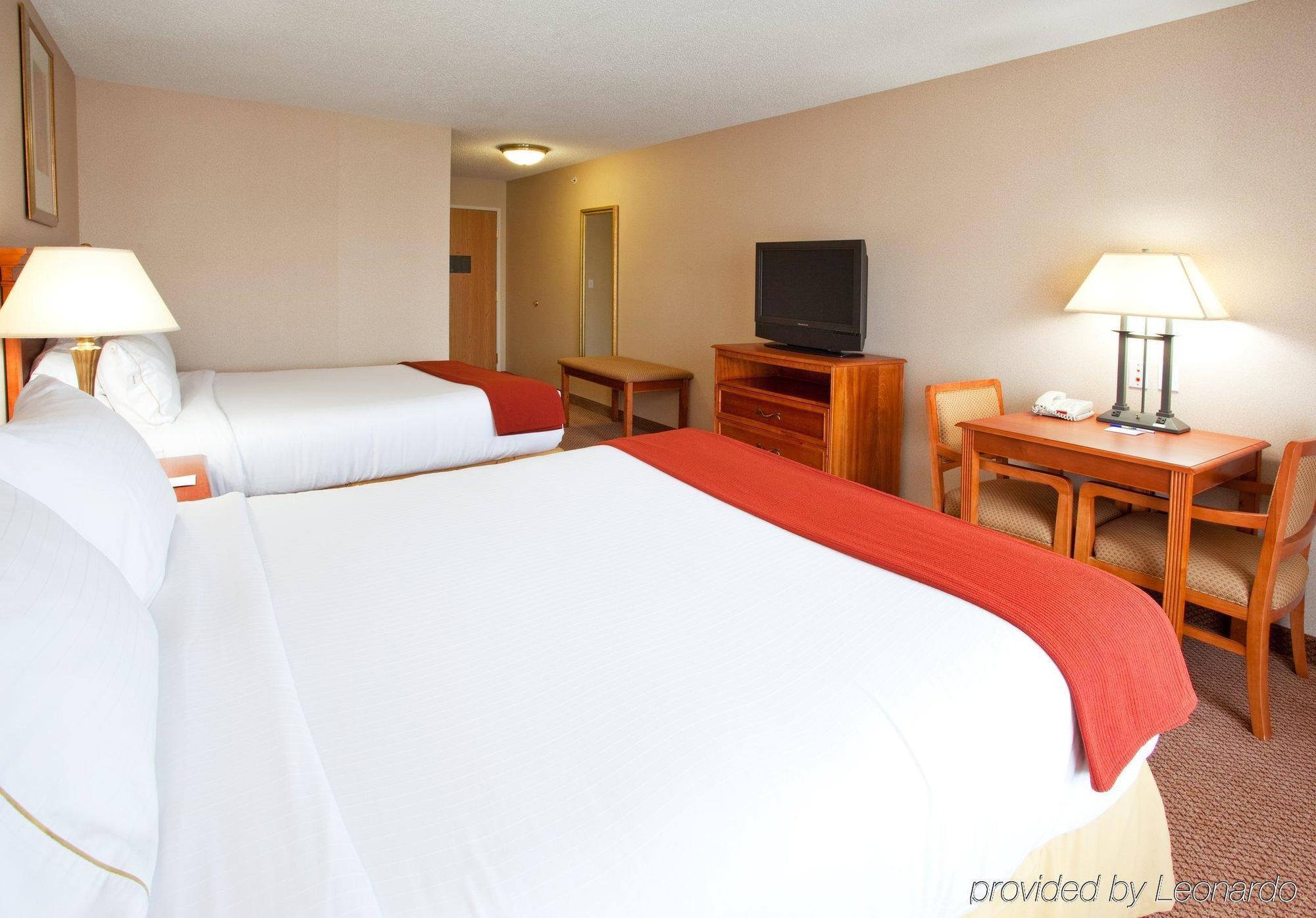Holiday Inn Express Hotel & Suites Detroit-Utica By Ihg Екстер'єр фото
